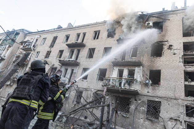Russian attack on Ukraine s Kramatorsk KRAMATORSK, UKRAINE - MAY 25: Firefighters extinguish a fire following a Russian attack using KAB bombs in the centre of Kramatorsk, Ukraine, on May 25, 2026. Diego Herrera Carcedo Anadolu Kramatorsk Ukraine. Editorial use only. Please get in touch for any other usage.  Copyright: x2026xAnadoluxDiegoxHerreraxCarcedox