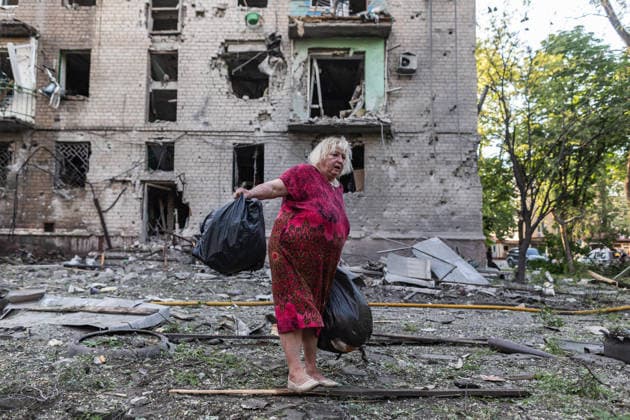 Russian attack on Ukraine s Kramatorsk KRAMATORSK, UKRAINE - MAY 25: A woman takes her belongings from in front of her damaged home following a Russian attack with KAB bombs in the centre of Kramatorsk, Ukraine, on May 25, 2026. Diego Herrera Carcedo Anadolu Kramatorsk Ukraine. Editorial use only. Please get in touch for any other usage.  Copyright: x2026xAnadoluxDiegoxHerreraxCarcedox