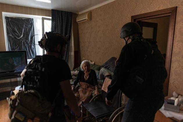 Russian attack on Ukraine s Kramatorsk KRAMATORSK, UKRAINE - MAY 25: Police evacuate a woman with reduced mobility following a Russian attack using KAB bombs in the centre of Kramatorsk, Ukraine, on May 25, 2026. Diego Herrera Carcedo Anadolu Kramatorsk Ukraine. Editorial use only. Please get in touch for any other usage.  Copyright: x2026xAnadoluxDiegoxHerreraxCarcedox