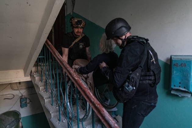 Russian attack on Ukraine s Kramatorsk KRAMATORSK, UKRAINE - MAY 25: Police evacuate a woman with reduced mobility following a Russian attack using KAB bombs in the centre of Kramatorsk, Ukraine, on May 25, 2026. Diego Herrera Carcedo Anadolu Kramatorsk Ukraine. Editorial use only. Please get in touch for any other usage.  Copyright: x2026xAnadoluxDiegoxHerreraxCarcedox