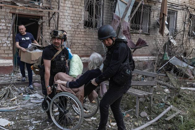Russian attack on Ukraine s Kramatorsk KRAMATORSK, UKRAINE - MAY 25: Police evacuate a woman with reduced mobility following a Russian attack using KAB bombs in the centre of Kramatorsk, Ukraine, on May 25, 2026. Diego Herrera Carcedo Anadolu Kramatorsk Ukraine. Editorial use only. Please get in touch for any other usage.  Copyright: x2026xAnadoluxDiegoxHerreraxCarcedox