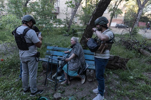 Russian attack on Ukraine s Kramatorsk KRAMATORSK, UKRAINE - MAY 25: Police evacuate a woman with reduced mobility following a Russian attack using KAB bombs in the centre of Kramatorsk, Ukraine, on May 25, 2026. Diego Herrera Carcedo Anadolu Kramatorsk Ukraine. Editorial use only. Please get in touch for any other usage.  Copyright: x2026xAnadoluxDiegoxHerreraxCarcedox