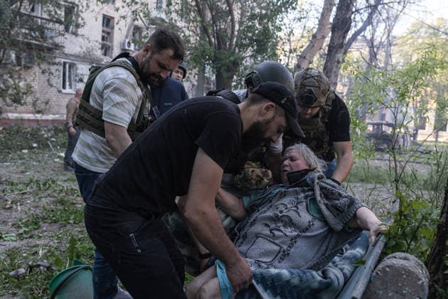 Russian attack on Ukraine s Kramatorsk KRAMATORSK, UKRAINE - MAY 25: Police evacuate a woman with reduced mobility following a Russian attack using KAB bombs in the centre of Kramatorsk, Ukraine, on May 25, 2026. Diego Herrera Carcedo Anadolu Kramatorsk Ukraine. Editorial use only. Please get in touch for any other usage.  Copyright: x2026xAnadoluxDiegoxHerreraxCarcedox