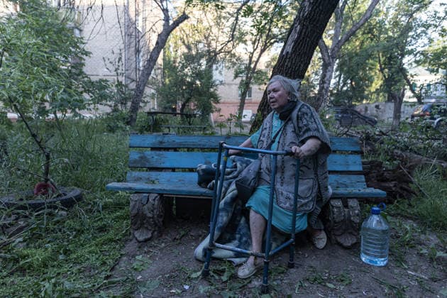 Russian attack on Ukraine s Kramatorsk KRAMATORSK, UKRAINE - MAY 25: A woman sits on a bench after evacuated from a house following a Russian attack using KAB bombs in the centre of Kramatorsk, Ukraine, on May 25, 2026. Diego Herrera Carcedo Anadolu Kramatorsk Ukraine. Editorial use only. Please get in touch for any other usage.  Copyright: x2026xAnadoluxDiegoxHerreraxCarcedox