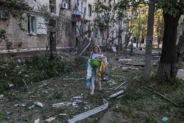 Russian attack on Ukraine s Kramatorsk KRAMATORSK, UKRAINE - MAY 25: A woman evacuates her belongings following a Russian attack using KAB bombs in the centre of Kramatorsk, Ukraine, on May 25, 2026. Diego Herrera Carcedo Anadolu Kramatorsk Ukraine. Editorial use only. Please get in touch for any other usage.  Copyright: x2026xAnadoluxDiegoxHerreraxCarcedox