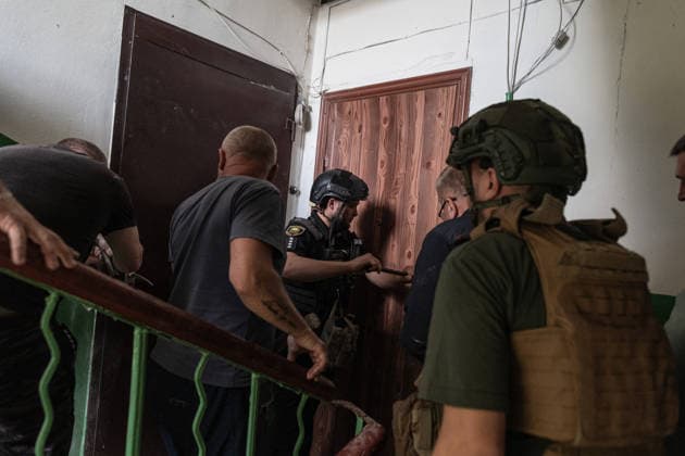 Russian attack on Ukraine s Kramatorsk KRAMATORSK, UKRAINE - MAY 25: Police try to enter the house following a Russian attack using KAB bombs in the centre of Kramatorsk, Ukraine, on May 25, 2026. Diego Herrera Carcedo Anadolu Kramatorsk Ukraine. Editorial use only. Please get in touch for any other usage.  Copyright: x2026xAnadoluxDiegoxHerreraxCarcedox