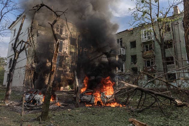 Russian attack on Ukraine s Kramatorsk KRAMATORSK, UKRAINE - MAY 25: A damaged building and burning cars following a Russian attack using KAB bombs in the centre of Kramatorsk, Ukraine, on May 25, 2026. Diego Herrera Carcedo Anadolu Kramatorsk Ukraine. Editorial use only. Please get in touch for any other usage.  Copyright: x2026xAnadoluxDiegoxHerreraxCarcedox