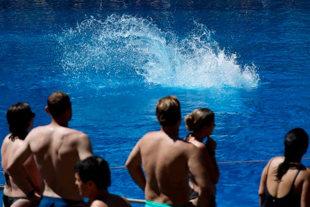 Im Kölner Stadionbad genießen Badegäste bei sommerlichen Temperaturen die Freibad-Saison. Das Rheinland ächzt unter heißem Wetter zu Pfingsten: Der Deutsche Wetterdienst warnt bereits vor Hitzegewittern. Köln, 25.05.2026 NRW Deutschland *** In Colognes Stadionbad, swimmers enjoy the outdoor pool season in summer temperatures The Rhineland is groaning under the hot weather at Whitsun The German Weather Service is already warning of heat storms Cologne, 25 05 2026 NRW Germany Copyright: xChristophxHardtx