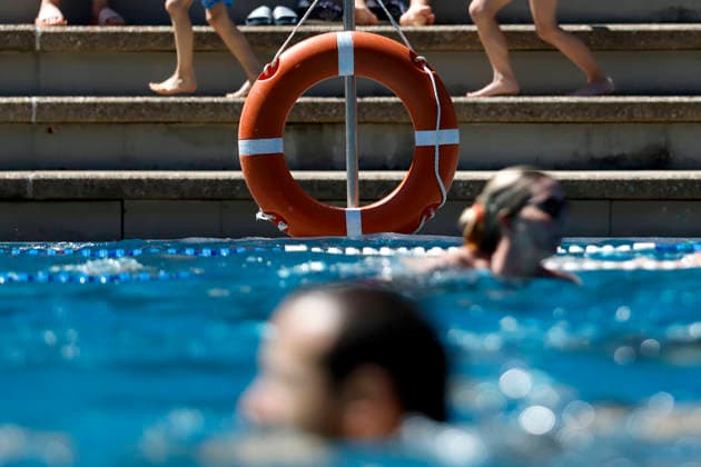 Im Kölner Stadionbad genießen Badegäste bei sommerlichen Temperaturen die Freibad-Saison. Das Rheinland ächzt unter heißem Wetter zu Pfingsten: Der Deutsche Wetterdienst warnt bereits vor Hitzegewittern. Köln, 25.05.2026 NRW Deutschland *** In Colognes Stadionbad, swimmers enjoy the outdoor pool season in summer temperatures The Rhineland is groaning under the hot weather at Whitsun The German Weather Service is already warning of heat storms Cologne, 25 05 2026 NRW Germany Copyright: xChristophxHardtx