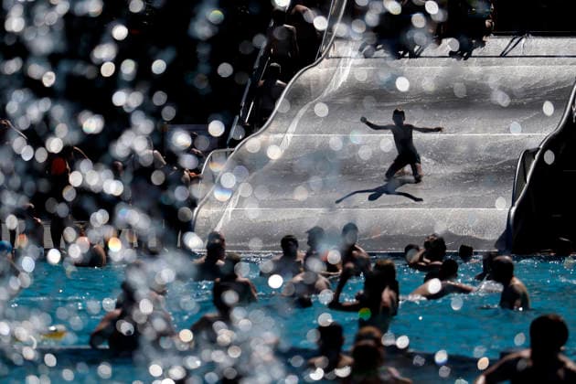 Im Kölner Stadionbad genießen Badegäste bei sommerlichen Temperaturen die Freibad-Saison. Das Rheinland ächzt unter heißem Wetter zu Pfingsten: Der Deutsche Wetterdienst warnt bereits vor Hitzegewittern. Köln, 25.05.2026 NRW Deutschland *** In Colognes Stadionbad, swimmers enjoy the outdoor pool season in summer temperatures The Rhineland is groaning under the hot weather at Whitsun The German Weather Service is already warning of heat storms Cologne, 25 05 2026 NRW Germany Copyright: xChristophxHardtx