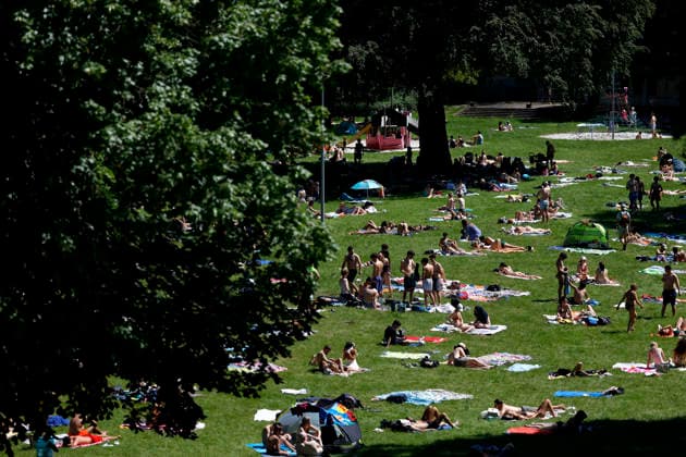 Im Kölner Stadionbad genießen Badegäste bei sommerlichen Temperaturen die Freibad-Saison. Das Rheinland ächzt unter heißem Wetter zu Pfingsten: Der Deutsche Wetterdienst warnt bereits vor Hitzegewittern. Köln, 25.05.2026 NRW Deutschland *** In Colognes Stadionbad, swimmers enjoy the outdoor pool season in summer temperatures The Rhineland is groaning under the hot weather at Whitsun The German Weather Service is already warning of heat storms Cologne, 25 05 2026 NRW Germany Copyright: xChristophxHardtx