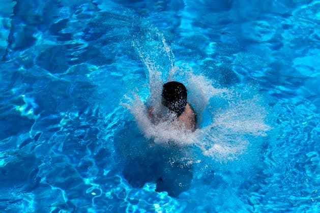 Im Kölner Stadionbad genießen Badegäste bei sommerlichen Temperaturen die Freibad-Saison. Das Rheinland ächzt unter heißem Wetter zu Pfingsten: Der Deutsche Wetterdienst warnt bereits vor Hitzegewittern. Köln, 25.05.2026 NRW Deutschland *** In Colognes Stadionbad, swimmers enjoy the outdoor pool season in summer temperatures The Rhineland is groaning under the hot weather at Whitsun The German Weather Service is already warning of heat storms Cologne, 25 05 2026 NRW Germany Copyright: xChristophxHardtx
