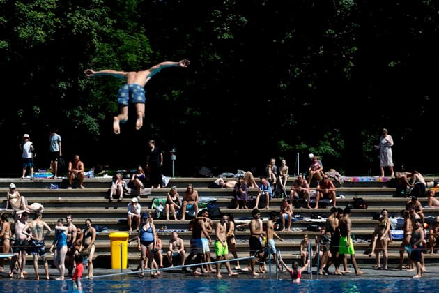 Im Kölner Stadionbad genießen Badegäste bei sommerlichen Temperaturen die Freibad-Saison. Das Rheinland ächzt unter heißem Wetter zu Pfingsten: Der Deutsche Wetterdienst warnt bereits vor Hitzegewittern. Köln, 25.05.2026 NRW Deutschland *** In Colognes Stadionbad, swimmers enjoy the outdoor pool season in summer temperatures The Rhineland is groaning under the hot weather at Whitsun The German Weather Service is already warning of heat storms Cologne, 25 05 2026 NRW Germany Copyright: xChristophxHardtx