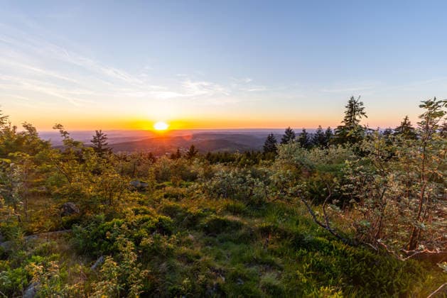 Warmes Maiwetter im Taunus Blick vom Großen Feldberg im Taunus aus in den Sonnenuntergang., Schmitten Hessen Deutschland *** Warm May weather in the Taunus View from the Großer Feldberg in the Taunus into the sunset , Schmitten Hessen Germany