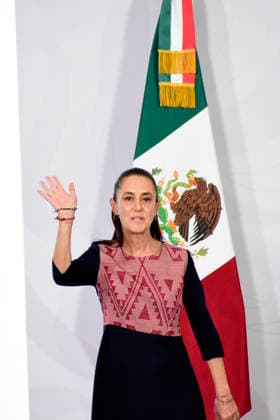 MexicoÃ¢â‚¬â ¢s President Claudia Sheinbaum Pardo greets during a news conference at the National Palace. on May 25, 2026 in Mexico City, Mexico. Mexico City Mexico - ZUMAe321 20260525_zia_e321_003 Copyright: xLuisxBarronx