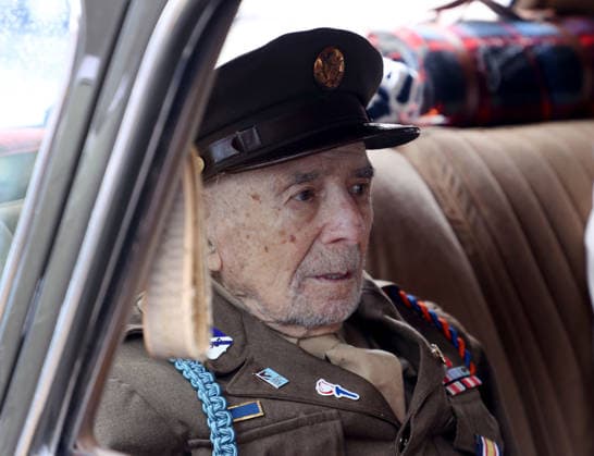 May 25, 2026, Washington, District Of Columbia, USA: A US military veteran sits in a car before the start of the National Memorial Day Parade on Constitution Avenue in Washington, DC, USA, on May 25, 2026. The parade has been held annually since 2005, marking its 21st anniversary. Washington USA  - ZUMAs337 20260525_znp_s337_019 Copyright: xGentxShkullakux