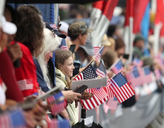 May 25, 2026, Washington, District Of Columbia, USA: Attendees holding American flags watch the National Memorial Day Parade in Washington, DC, USA, on May 25, 2026. The parade has been held annually since 2005, marking its 21st anniversary. Washington USA  - ZUMAs337 20260525_znp_s337_006 Copyright: xGentxShkullakux