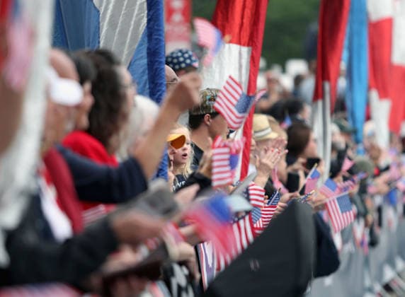 May 25, 2026, Washington, District Of Columbia, USA: Attendees holding American flags cheer on parade participants during the National Memorial Day Parade in Washington, DC, USA, on May 25, 2026. The parade has been held annually since 2005, marking its 21st anniversary. Washington USA  - ZUMAs337 20260525_znp_s337_007 Copyright: xGentxShkullakux