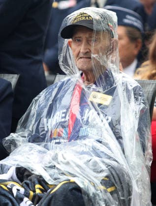 May 25, 2026, Washington, District Of Columbia, USA: A US military veteran who served in the Korean War wears a poncho in the rain waits to take part in the National Memorial Day Parade on Constitution Avenue in Washington, DC, USA, on May 25, 2026. The parade has been held annually since 2005, marking its 21st anniversary. Washington USA  - ZUMAs337 20260525_znp_s337_011 Copyright: xGentxShkullakux