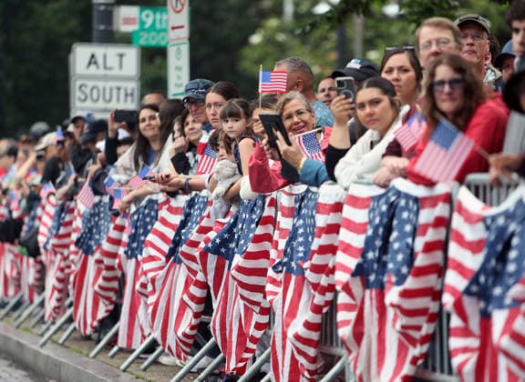 May 25, 2026, Washington, District Of Columbia, USA: Attendees holding American flags cheer on parade participants during the National Memorial Day Parade in Washington, DC, USA, on May 25, 2026. The parade has been held annually since 2005, marking its 21st anniversary. Washington USA  - ZUMAs337 20260525_znp_s337_012 Copyright: xGentxShkullakux