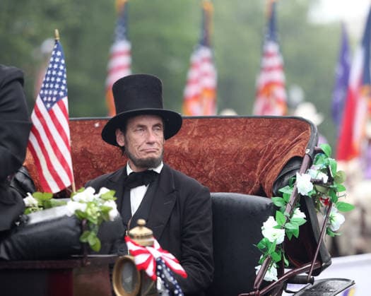 May 25, 2026, Washington, District Of Columbia, USA: A man dressed as President Abraham Lincoln takes part in the National Memorial Day Parade on Constitution Avenue in Washington, DC, USA, on May 25, 2026. The parade has been held annually since 2005, marking its 21st anniversary. Washington USA  - ZUMAs337 20260525_znp_s337_004 Copyright: xGentxShkullakux