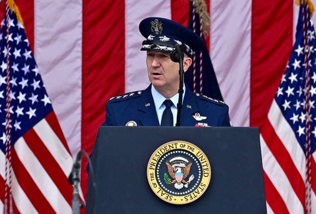 May 25, 2026, Arlington, Virginia, USA: United States Air Force General Dan Caine, Chair, Joint Chiefs of Staff, delivers remarks in the Amphitheater after laying a wreath at the Tomb of the Unknowns at Arlington National Cemetery in Arlington, Virginia on Memorial Day, Monday, May 25, 2026 Arlington USA  - ZUMAs152 20260525_faa_s152_042 Copyright: xKylexMazzax-xPoolxviaxCNPx