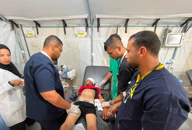 Injured children receive medical care at the Kuwaiti field hospital for treatment after an Israeli airstrike on tents sheltering displaced families in the Mawasi area, despite a cease-fire agreement in Khan Younis, Gaza Strip, Palestine, Monday, May 25, 2026. The strike killed a six-year-old boy and a woman, and wounded 20 others, mostly children and women, Medical sources said. Photo Kuwaiti field hospital  GAZ2026052503 Kuwaitixfieldxhospital
