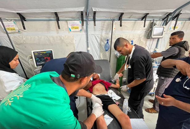 Injured children receive medical care at the Kuwaiti field hospital for treatment after an Israeli airstrike on tents sheltering displaced families in the Mawasi area, despite a cease-fire agreement in Khan Younis, Gaza Strip, Palestine, Monday, May 25, 2026. The strike killed a six-year-old boy and a woman, and wounded 20 others, mostly children and women, Medical sources said.  GAZ2026052506 Kuwaitixfieldxhospital