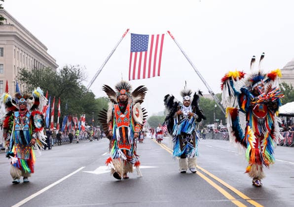 May 25, 2026, Washington, District Of Columbia, USA: Participants dressed in Native American ceremonial attire take part in the National Memorial Day Parade on Constitution Avenue in Washington, DC, USA, on May 25, 2026. The parade has been held annually since 2005, marking its 21st anniversary. Washington USA - ZUMAs337 20260525_znp_s337_028 Copyright: xGentxShkullakux