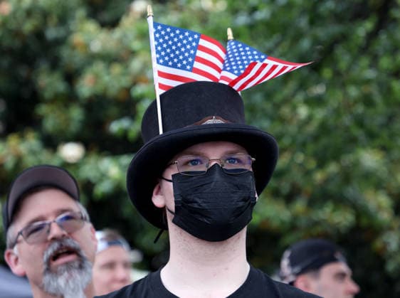 May 25, 2026, Washington, District Of Columbia, USA: Attendees holding American flags watch the National Memorial Day Parade in Washington, DC, USA, on May 25, 2026. The parade has been held annually since 2005, marking its 21st anniversary. Washington USA - ZUMAs337 20260525_znp_s337_026 Copyright: xGentxShkullakux