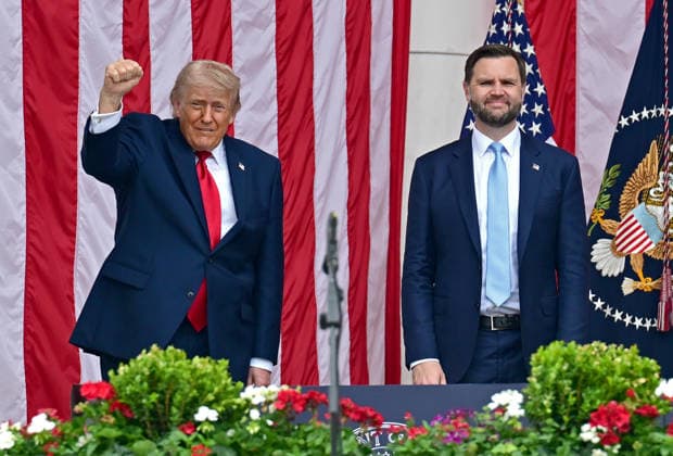 May 25, 2026, Arlington, Virginia, USA: President DONALD J TRUMP gestures to the crowd as US Vice President JD VANCE looks on prior to delivering remarks in the Amphitheater after laying a wreath at the Tomb of the Unknowns at Arlington National Cemetery in Arlington. Arlington USA - ZUMAs152 20260525_faa_s152_049 Copyright: xKylexMazzax-xPoolxviaxCNPx