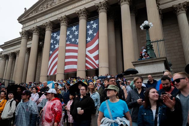 May 25, 2026, Washington, District Of Columbia, USA: Crowds gather in Washington, D.C., for the Memorial Day Parade as marching groups, veterans organizations, and community participants commemorate the national holiday honoring military service and sacrifice. Washington USA - ZUMAh210 20260525_znp_h210_018 Copyright: xDavidxHansenx