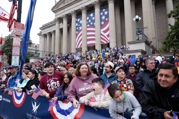 National Memorial Day Parade in Washington DC, USA. Attendees holding American flags watch the National Memorial Day Parade on Constitution Avenue in Washington, DC, USA, on May 25, 2026. The parade has been held annually since 2005, marking its 21st anniversary. Washington USA  Copyright: xMatrixxImagesx xGentxShkullakux