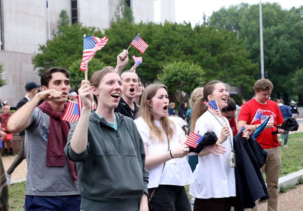 National Memorial Day Parade in Washington DC, USA. Attendees holding American flags watch the National Memorial Day Parade on Constitution Avenue in Washington, DC, USA, on May 25, 2026. The parade has been held annually since 2005, marking its 21st anniversary. Washington USA  Copyright: xMatrixxImagesx xGentxShkullakux