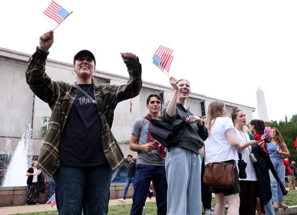 National Memorial Day Parade in Washington DC, USA. Attendees holding American flags watch the National Memorial Day Parade on Constitution Avenue in Washington, DC, USA, on May 25, 2026. The parade has been held annually since 2005, marking its 21st anniversary. Washington USA  Copyright: xMatrixxImagesx xGentxShkullakux
