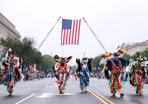 National Memorial Day Parade in Washington DC, USA. Participants dressed in Native American ceremonial attire take part in the National Memorial Day Parade on Constitution Avenue in Washington, DC, USA, on May 25, 2026. The parade has been held annually since 2005, marking its 21st anniversary. Washington USA  Copyright: xMatrixxImagesx xGentxShkullakux