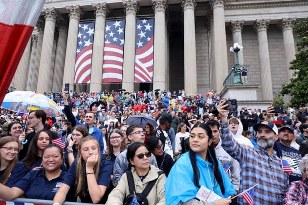 National Memorial Day Parade in Washington DC, USA. Attendees holding American flags watch the National Memorial Day Parade on Constitution Avenue in Washington, DC, USA, on May 25, 2026. The parade has been held annually since 2005, marking its 21st anniversary. Washington USA  Copyright: xMatrixxImagesx xGentxShkullakux