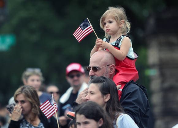 National Memorial Day Parade in Washington DC, USA. A girl holding an American flag watch the National Memorial Day Parade in Washington, DC, USA, on May 25, 2026. The parade has been held annually since 2005, marking its 21st anniversary. Washington USA  Copyright: xMatrixxImagesx xGentxShkullakux
