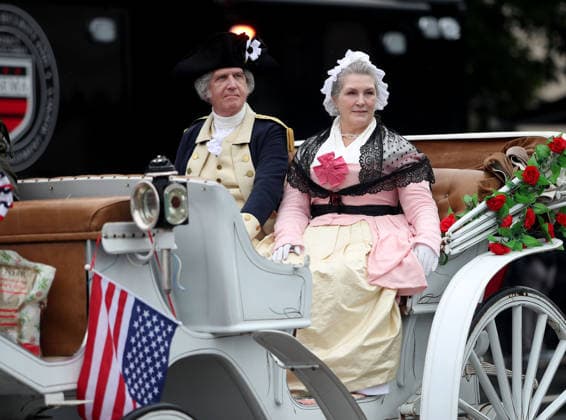 National Memorial Day Parade in Washington DC, USA. Participants dressed as former first lady Martha Washington and former US President George Washington take part in the National Memorial Day Parade on Constitution Avenue in Washington, DC, USA, on May 25, 2026. The parade has been held annually since 2005, marking its 21st anniversary. Washington USA  Copyright: xMatrixxImagesx xGentxShkullakux