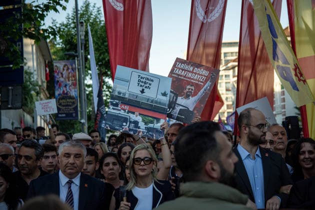 May 25, 2026, Istanbul, Istanbul, Turkey: Supporters of the Republican PeopleÃ¢â‚¬â ¢s Party (CHP), civil society organizations and citizens gathered in a sit-in protest in Sisli, Istanbul, Turkey, after a court decision appointed former CHP Chairman Kemal Kilicdaroglu in place of CHP Chairman Ozgur Ozel and following police intervention at the CHP Headquarters. Protesters gathered under the slogan Ã¢â‚¬oeWe are meeting in Istanbul to defend the will of the people and strengthen our struggle for democracy and justice,Ã¢â‚¬Â carrying banners and chanting slogans during the demonstration. The protest highlighted concerns over democracy, political representation and judicial intervention in politics. Istanbul Turkey - ZUMAt171 20260525_zip_t171_023 Copyright: xAbdullahxTepelix