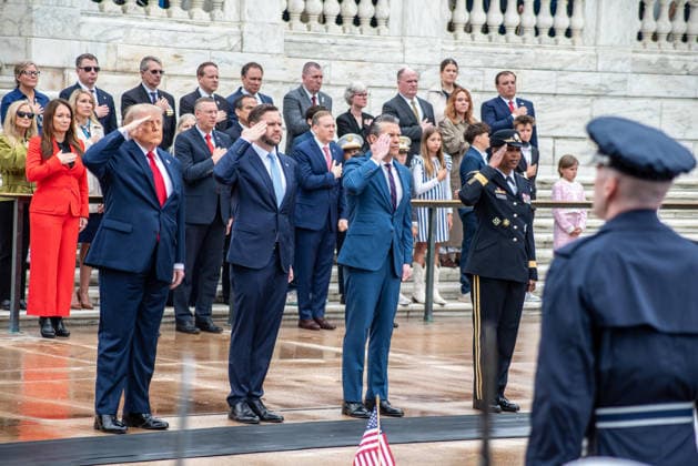 May 25, 2026, Arlington, Va, United States of America: U.S. President Donald Trump, left, alongside Vice President JD Vance, right, salute during a wreath ceremony at the Tomb of the Unknown Soldier during the annual Memorial Day Observance at Arlington National Cemetery, May 25, 2026 in Arlington, Virginia. Arlington United States of America - ZUMAp138 20260525_zaa_p138_017 Copyright: xSsgt.xAntonyxMartinez UsxArmyx