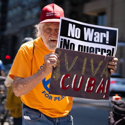 May 25, 2026, Chicago, Illinois, USA: A veteran marches with a crowd of about a hundred down Wacker Drive in Chicago for a Memorial Day protest against continued US wars by About Face, his signs read No War! and Viva Cuba! Chicago USA - ZUMAr170 20260525_znp_r170_012 Copyright: xChrisxRihax
