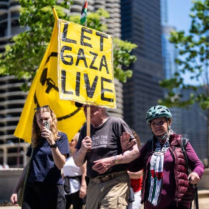 May 25, 2026, Chicago, Illinois, USA: Protesters in a Memorial Day protest march through Downtown Chicago organized by About Face, Veterans opposed to continued US wars. Their sign reads Let Gaza Live Chicago USA - ZUMAr170 20260525_znp_r170_013 Copyright: xChrisxRihax