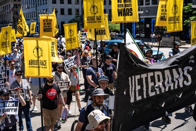 May 25, 2026, Chicago, Illinois, USA: American Veterans and families with About Face carrying banners as they march down Wacker Drive in Downtown Chicago for Memorial Day to protest continued US Wars around the world. Chicago USA - ZUMAr170 20260525_znp_r170_010 Copyright: xChrisxRihax