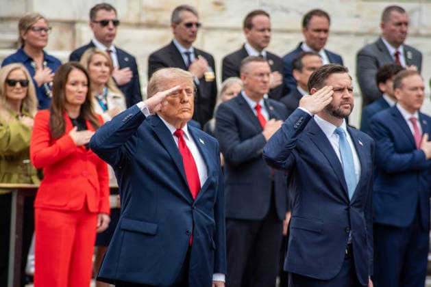 May 25, 2026, Arlington, Va, United States of America: U.S. President Donald Trump, left, alongside Vice President JD Vance, right, salute during a wreath ceremony at the Tomb of the Unknown Soldier during the annual Memorial Day Observance at Arlington National Cemetery, May 25, 2026 in Arlington, Virginia. Arlington United States of America - ZUMAp138 20260525_zaa_p138_010 Copyright: xSsgt.xAntonyxMartinez UsxArmyx