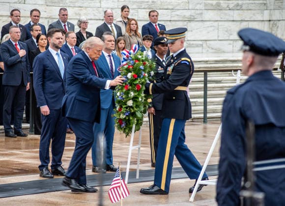 May 25, 2026, Arlington, Va, United States of America: U.S. President Donald Trump, center, alongside Vice President JD Vance, left, and Defense Secretary Pete Hegseth, right, places a floral wreath at the Tomb of the Unknown Soldier during the annual Memorial Day Observance at Arlington National Cemetery, May 25, 2026 in Arlington, Virginia. Arlington United States of America - ZUMAp138 20260525_zaa_p138_014 Copyright: xSsgt.xAntonyxMartinez UsxArmyx