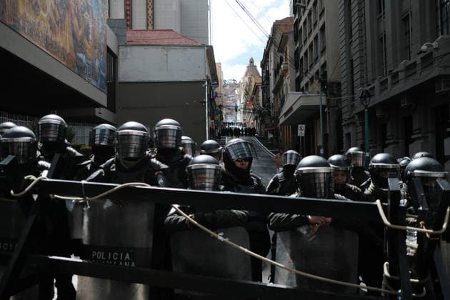 Protest held in La Paz calling for the resignation of Bolivian President Rodrigo Paz LA PAZ, BOLIVIA - MAY 25: Police officers stand guard after dispersing protesters demanding the resignation of Bolivian President Rodrigo Paz in La Paz, Bolivia, on May 25, 2026. Jorge Mateo Romay Salinas Anadolu La Paz Bolivia. Editorial use only. Please get in touch for any other usage.  Copyright: x2026xAnadoluxJorgexMateoxRomayxSalinasx