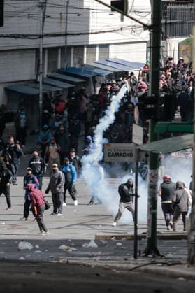 Protest held in La Paz calling for the resignation of Bolivian President Rodrigo Paz LA PAZ, BOLIVIA - MAY 25: A protester throws a tear gas during clashes between police and protesters demanding the resignation of Bolivian President Rodrigo Paz in La Paz, Bolivia, on May 25, 2026. Jorge Mateo Romay Salinas Anadolu La Paz Bolivia. Editorial use only. Please get in touch for any other usage.  Copyright: x2026xAnadoluxJorgexMateoxRomayxSalinasx