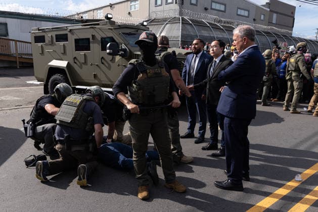 Protesters, ICE agents clash outside Newark detention center NEW JERSEY, UNITED STATES - MAY 25: Federal immigration officers clash with Protesters outside Delaney Hall in Newark, New Jersey, U.S., May 25, 2026. Mostafa Bassim Anadolu New Jersey United States. Editorial use only. Please get in touch for any other usage.  Copyright: x2026xAnadoluxMostafaxBassimx