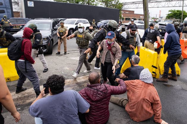 Protesters, ICE agents clash outside Newark detention center NEW JERSEY, UNITED STATES - MAY 25: Federal immigration officers clash with Protesters outside Delaney Hall in Newark, New Jersey, U.S., May 25, 2026. Mostafa Bassim Anadolu New Jersey United States. Editorial use only. Please get in touch for any other usage.  Copyright: x2026xAnadoluxMostafaxBassimx